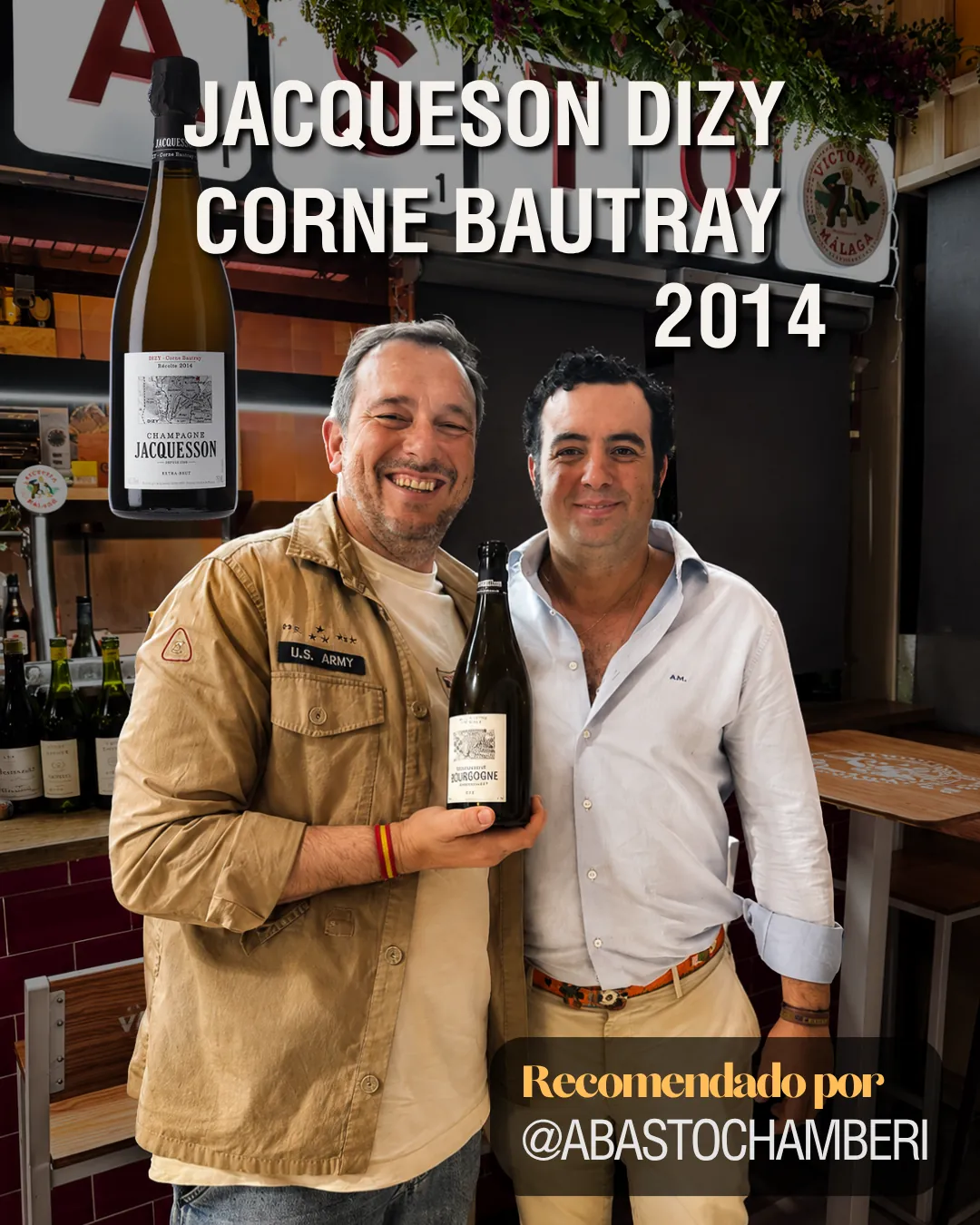 Pablo con chaqueta marrón y su acompañante sosteniendo una botella de Jacqueson Dizy Corne Bautray 2014